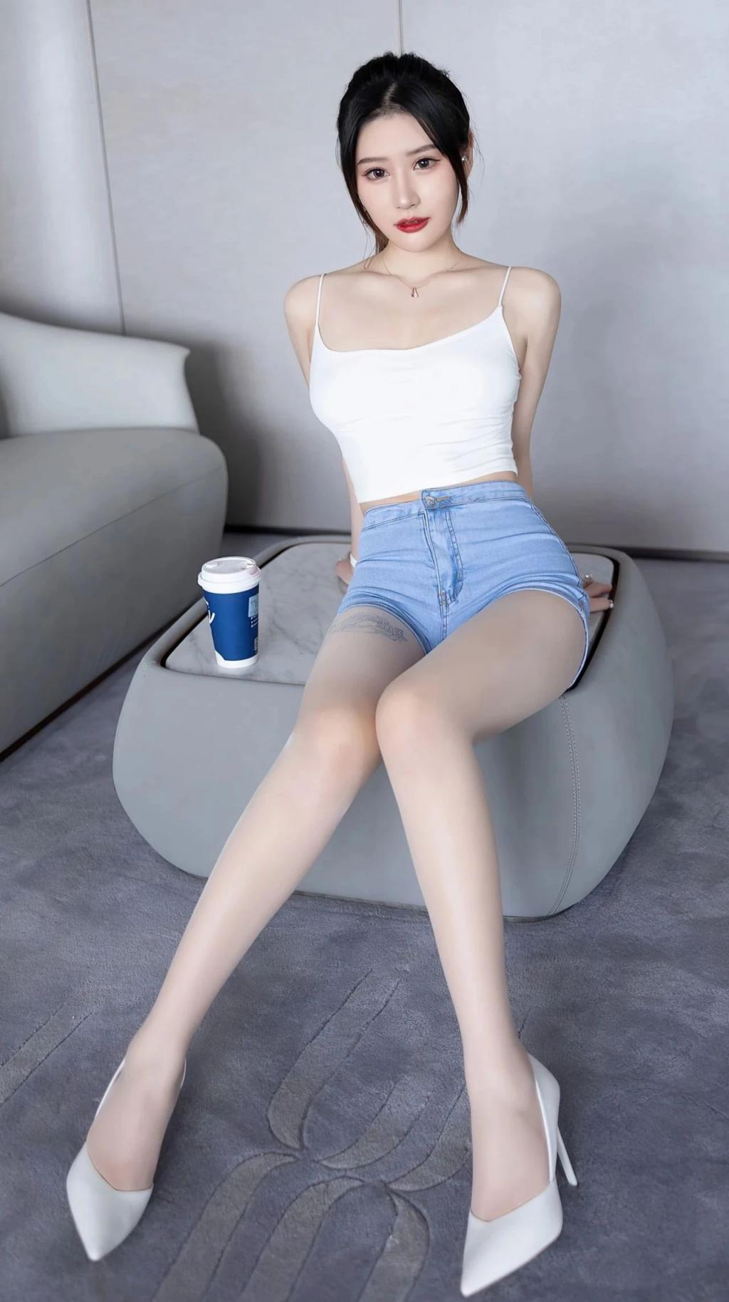 吊带衫牛仔裙，曲线婀娜