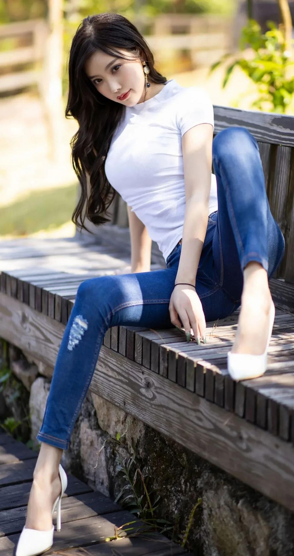 吊带衫牛仔裙，曲线婀娜