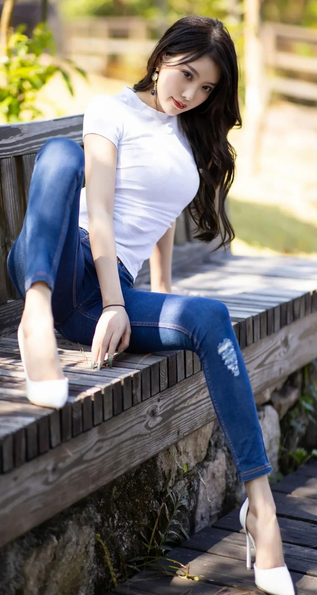 吊带衫牛仔裙，曲线婀娜