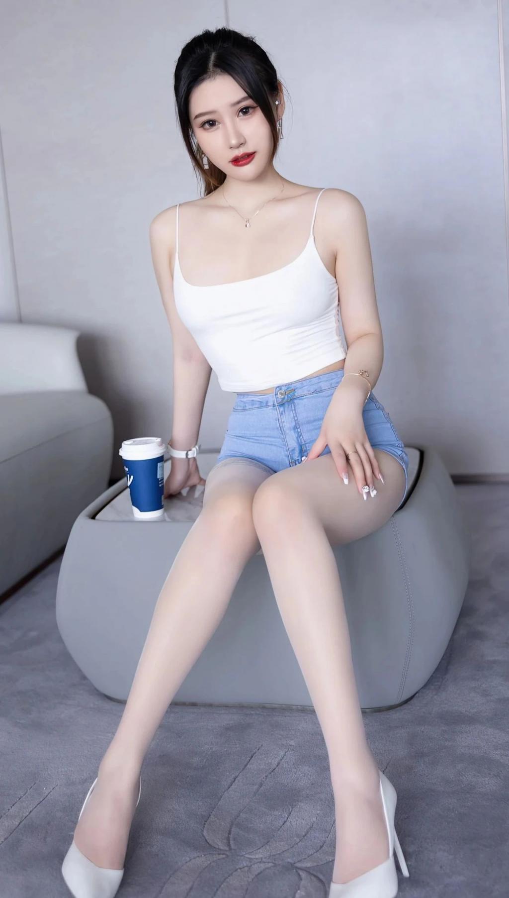 吊带衫牛仔裙，曲线婀娜