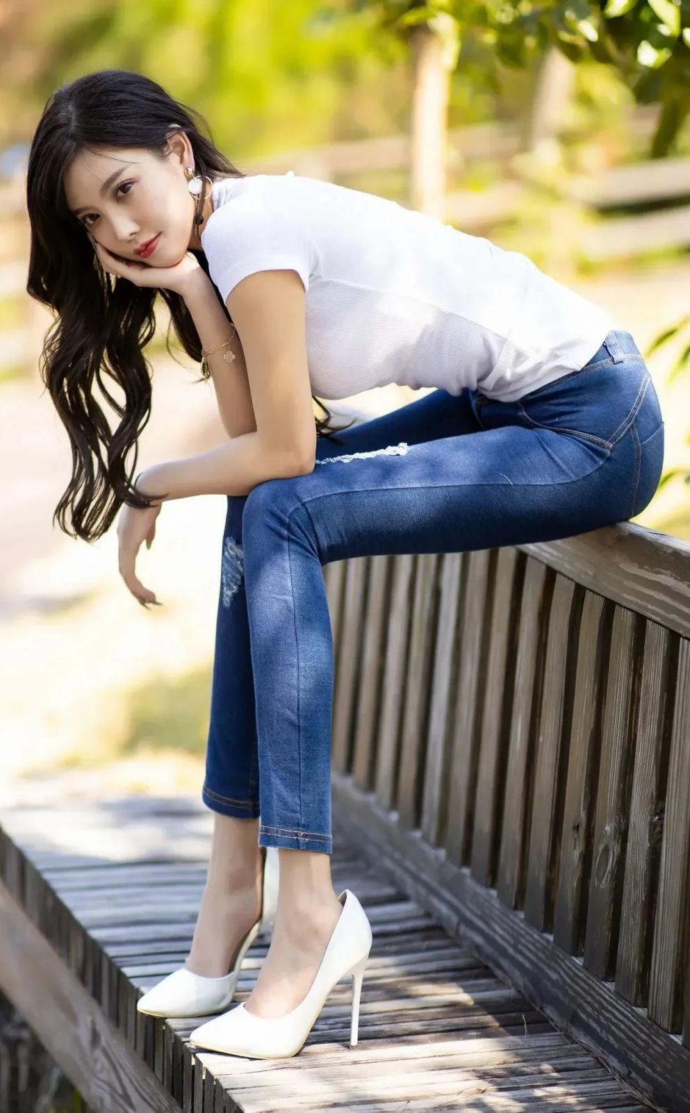 吊带衫牛仔裙，曲线婀娜