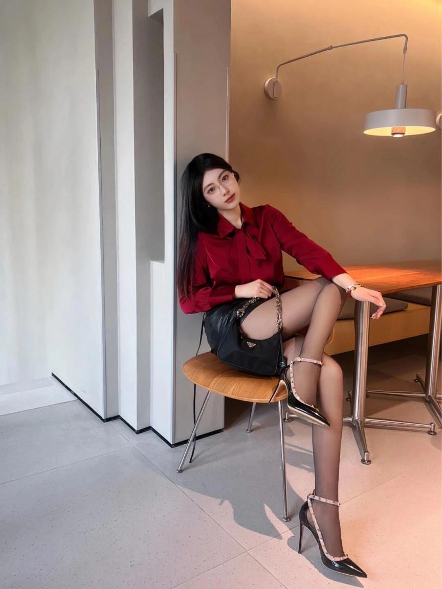 吊带衫牛仔裙，曲线婀娜