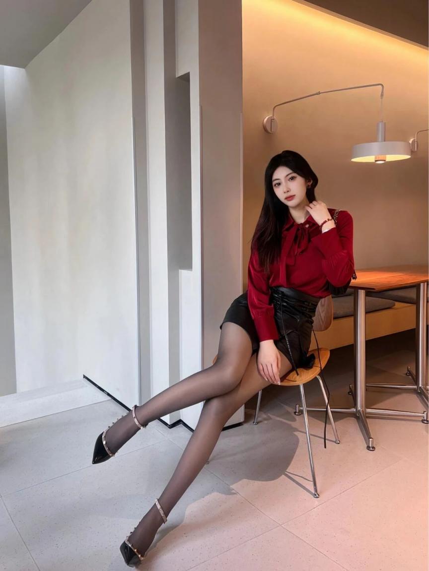 吊带衫牛仔裙，曲线婀娜