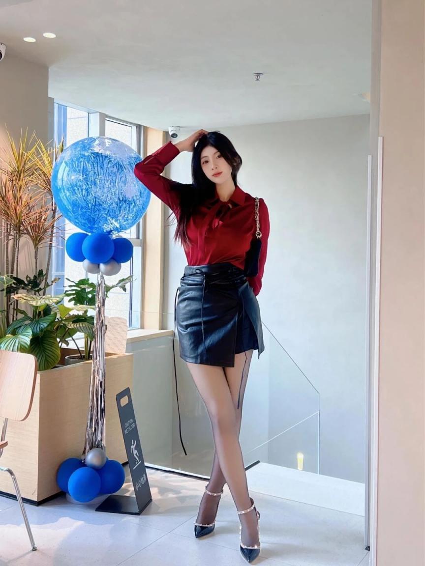 吊带衫牛仔裙，曲线婀娜