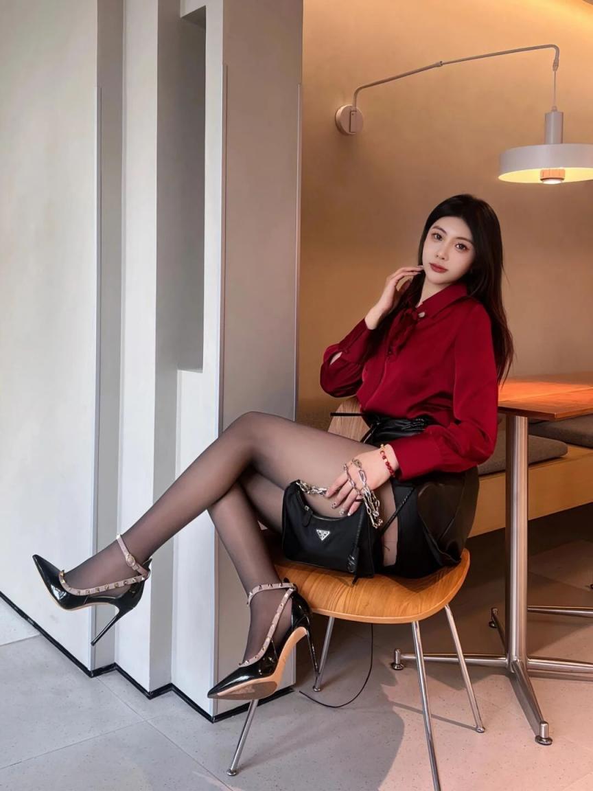 吊带衫牛仔裙，曲线婀娜