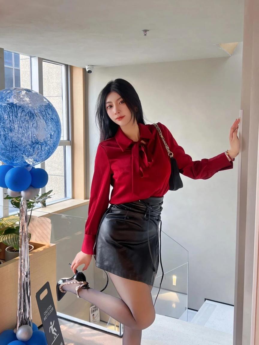 吊带衫牛仔裙，曲线婀娜