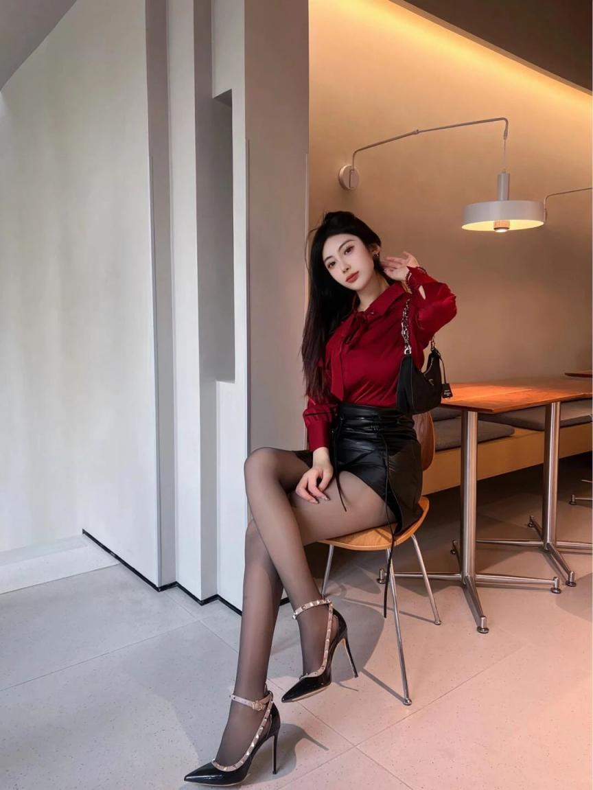 吊带衫牛仔裙，曲线婀娜