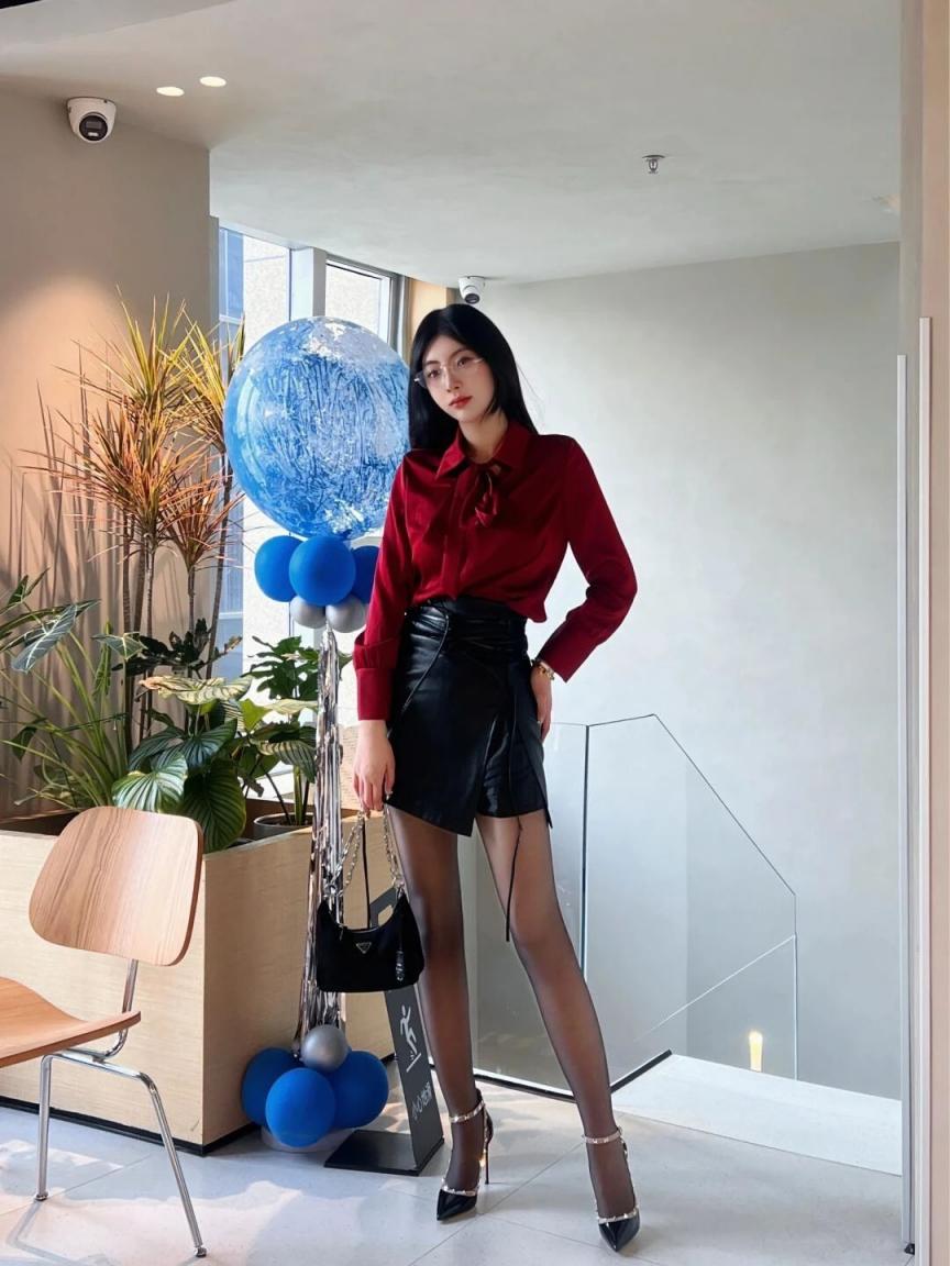 吊带衫牛仔裙，曲线婀娜