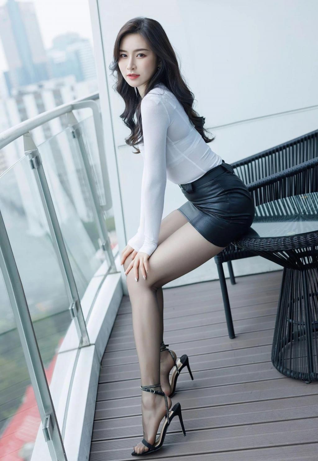 紧身衣包臀裙，黑丝大长腿