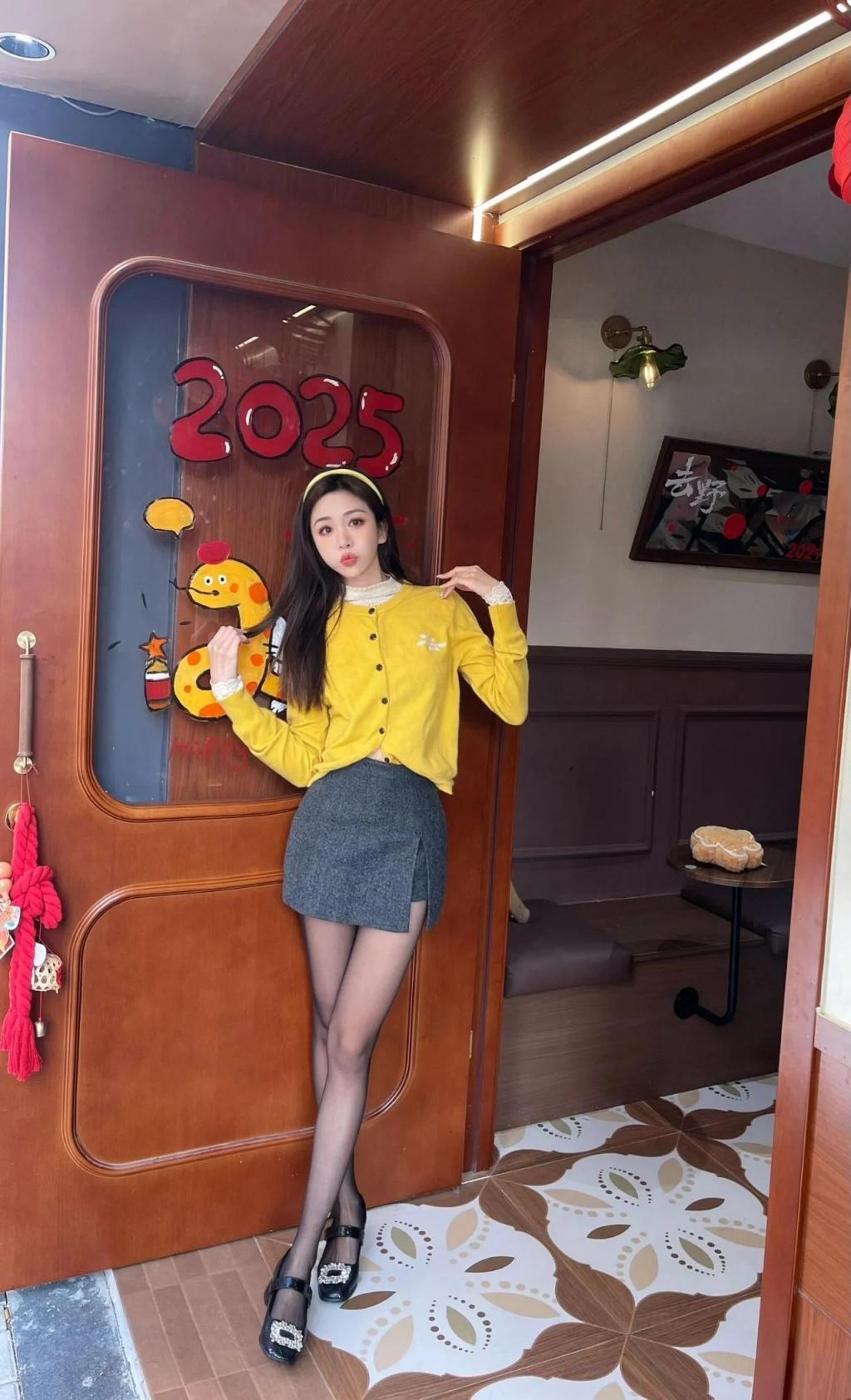 紧身衣包臀裙，黑丝大长腿