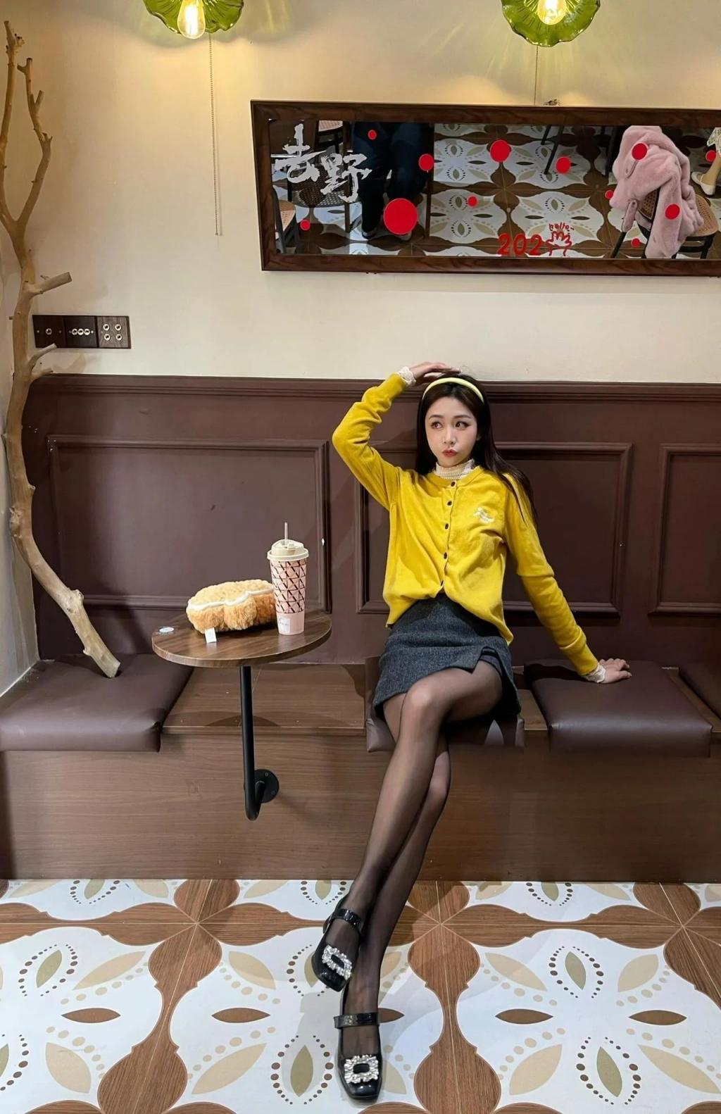 紧身衣包臀裙，黑丝大长腿