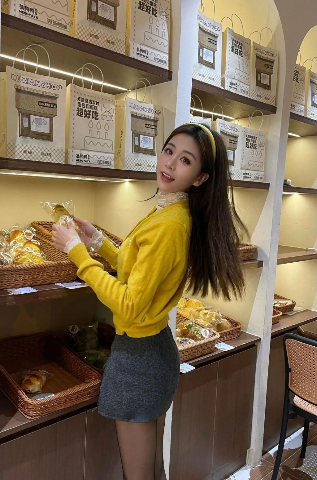 紧身衣包臀裙，黑丝大长腿