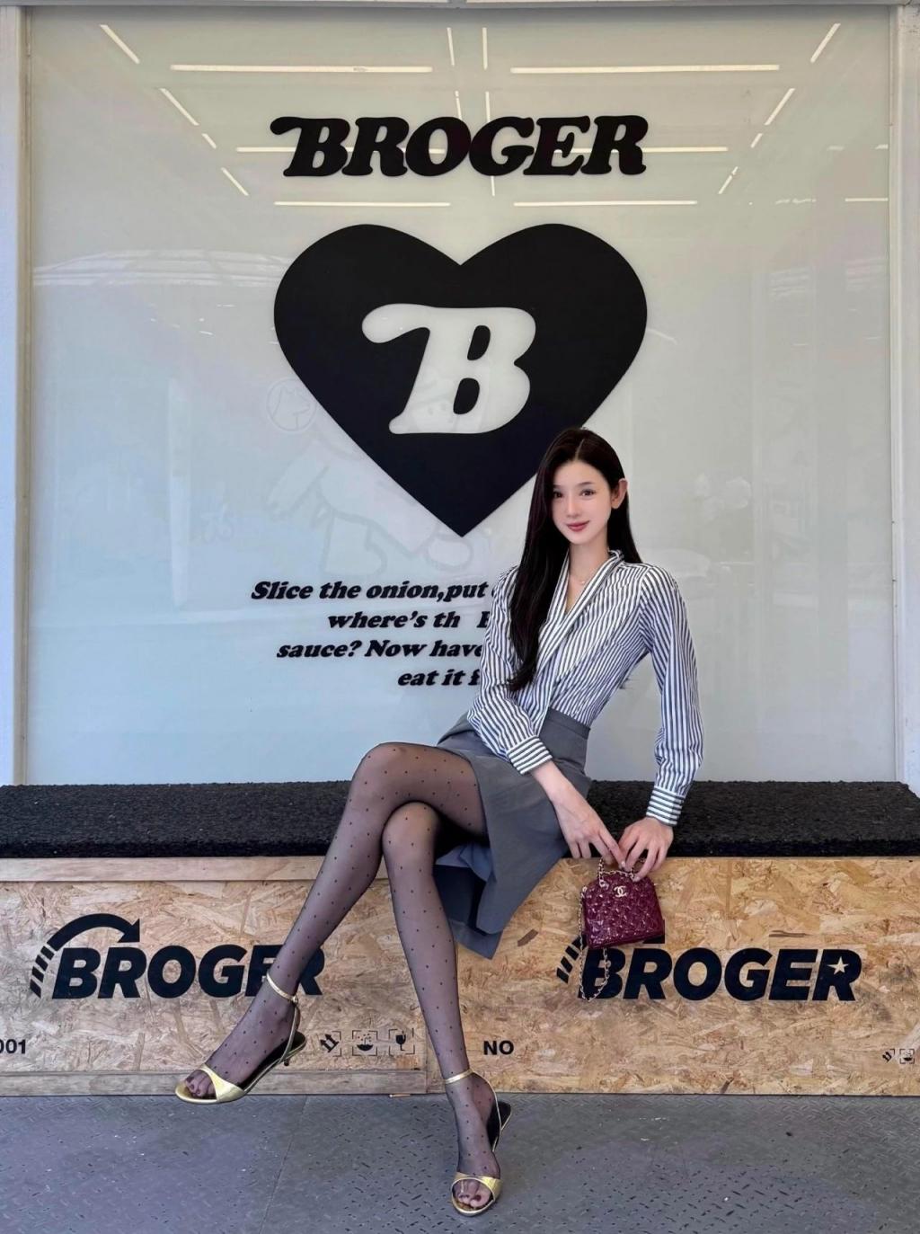 漂亮的大长腿小姐姐