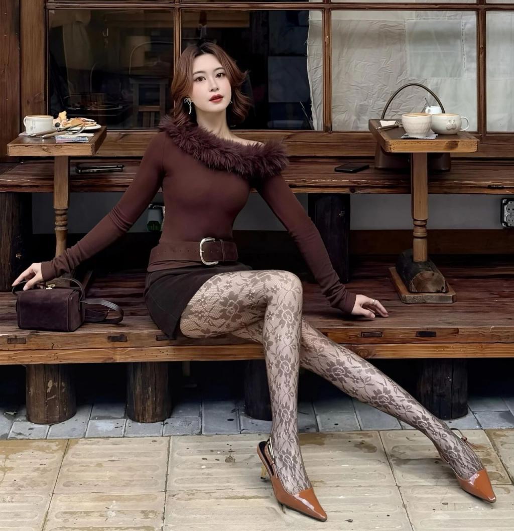 极品水蛇腰，黑丝大长腿