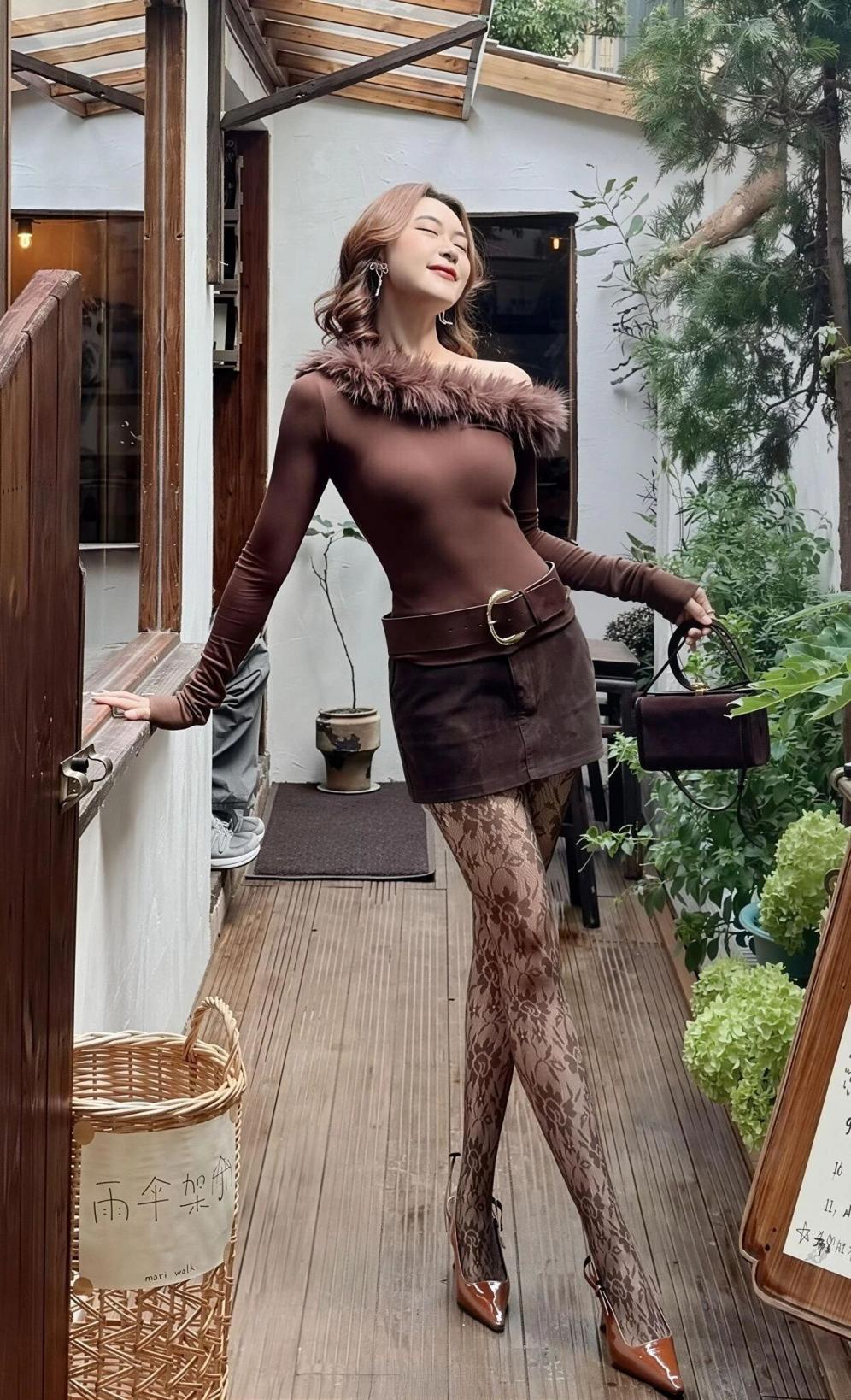 极品水蛇腰，黑丝大长腿