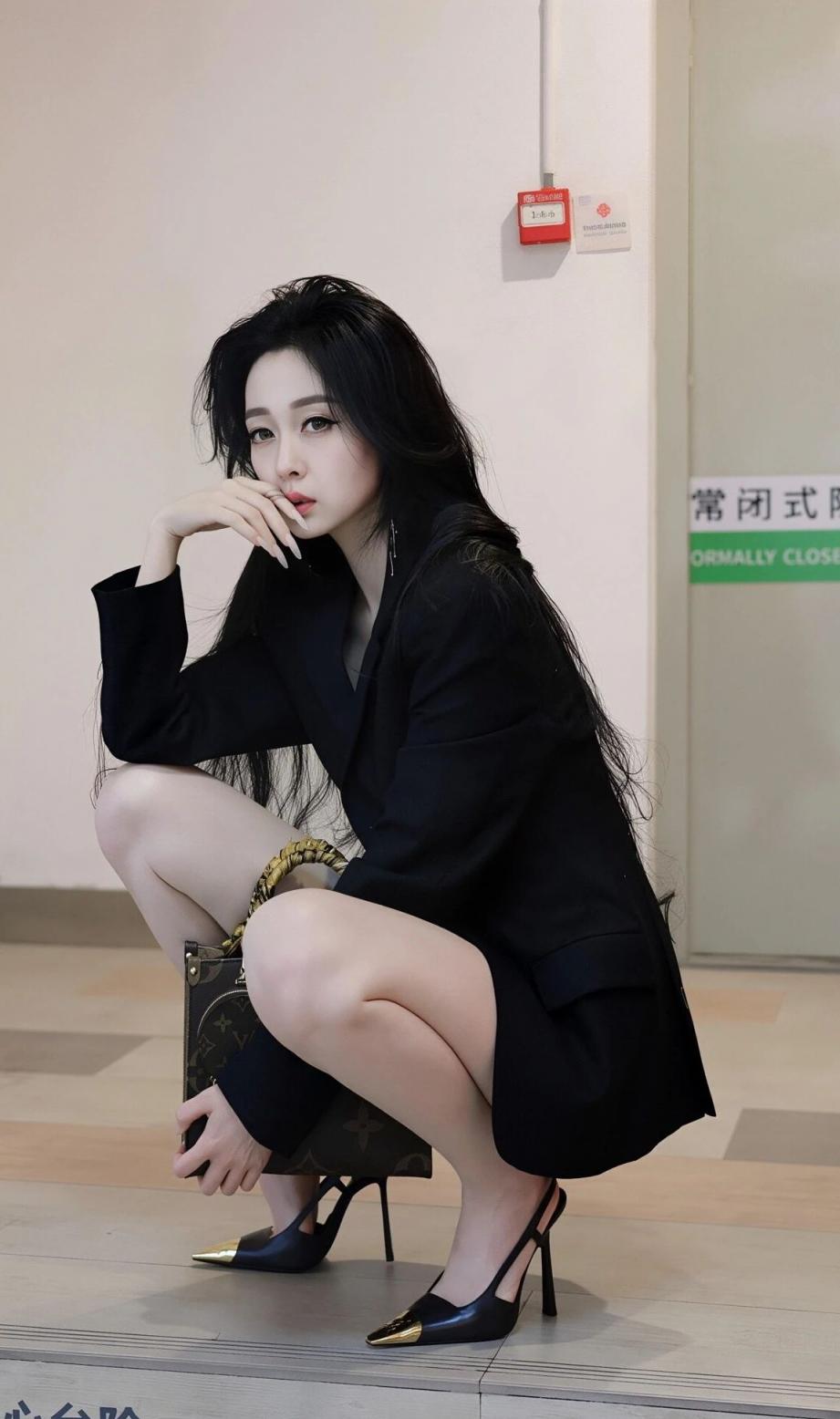 极品水蛇腰，黑丝大长腿