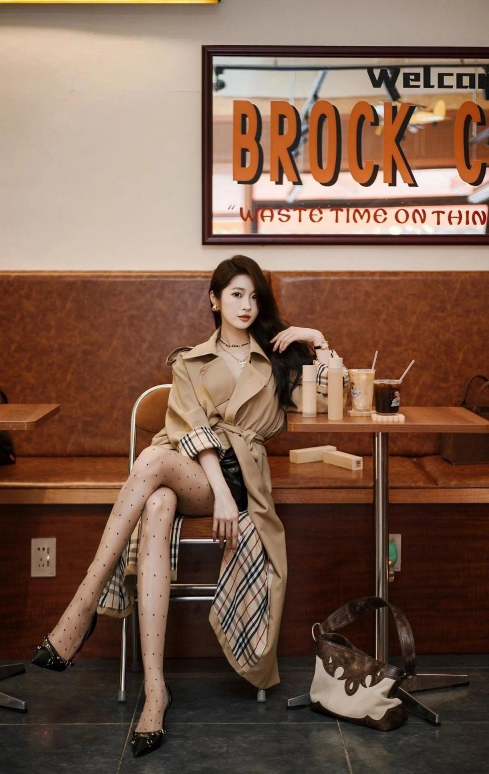 漂亮的小姐姐[56P]