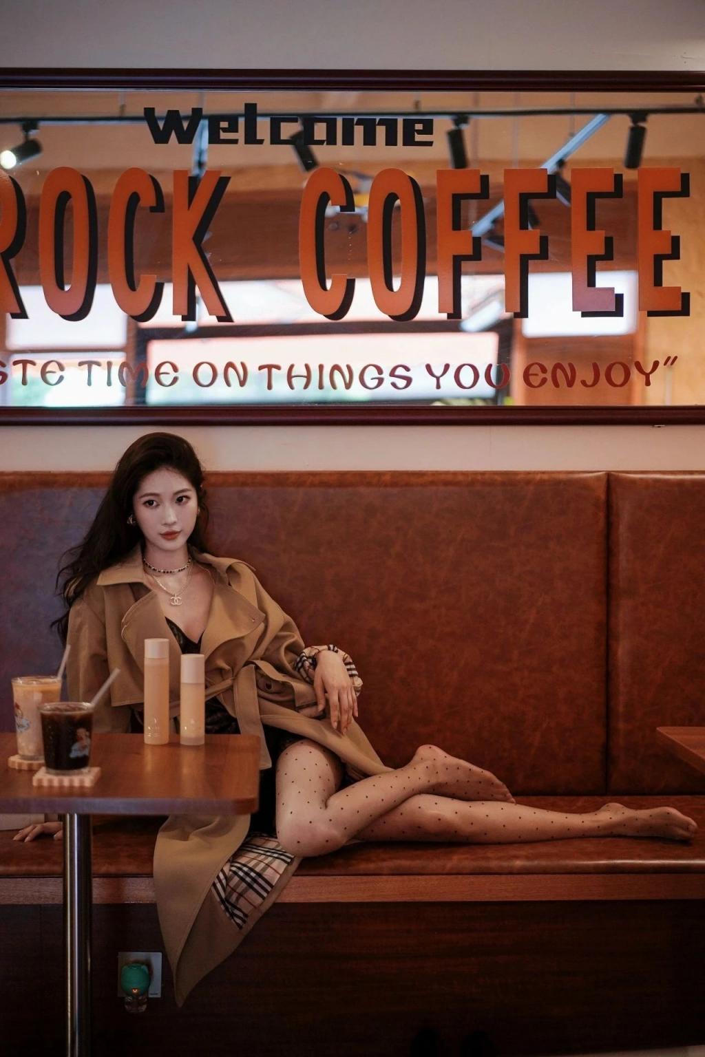 漂亮的小姐姐[56P]