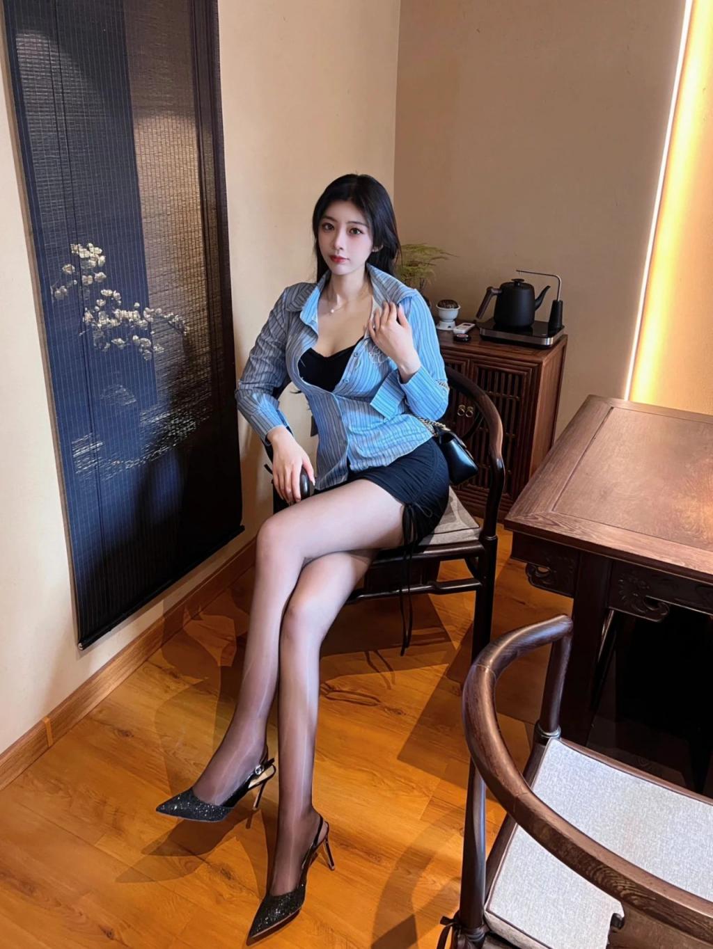 漂亮的小姐姐[56P]