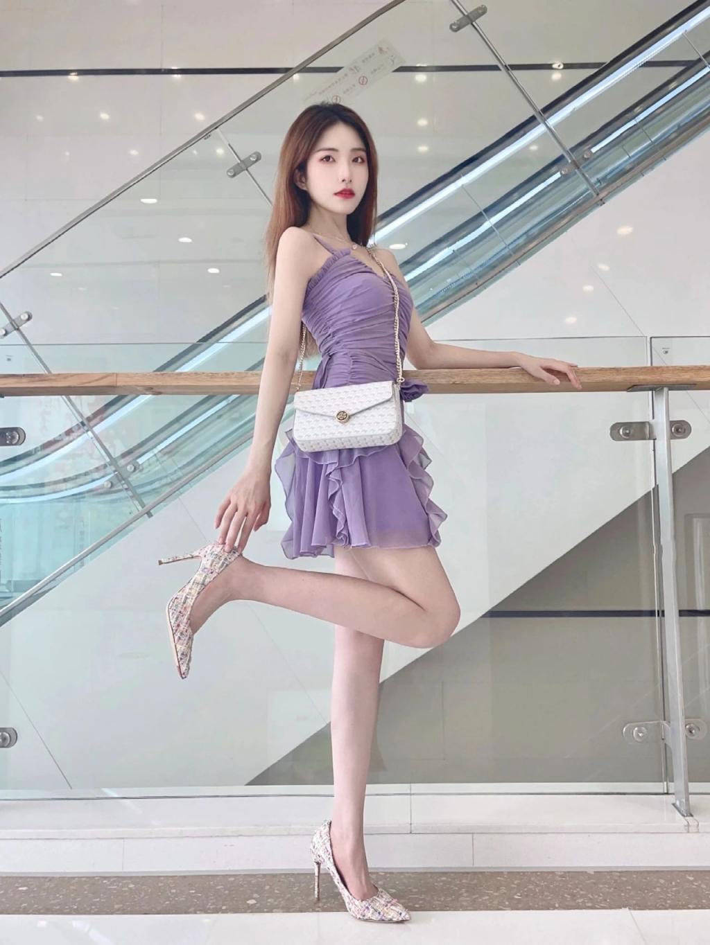 漂亮的小姐姐[56P]