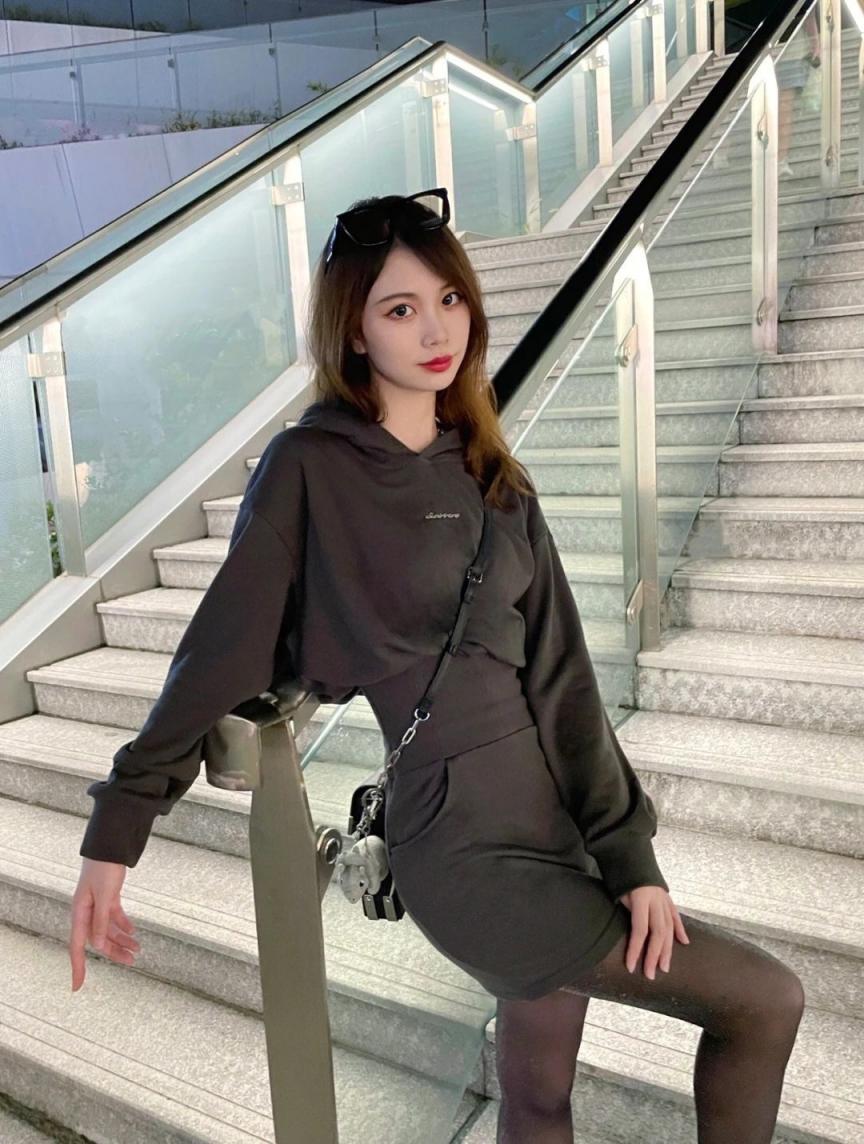 包臀裙黑丝大长腿