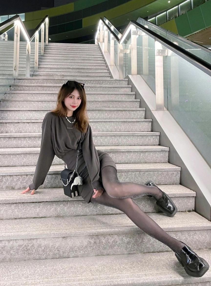 包臀裙黑丝大长腿