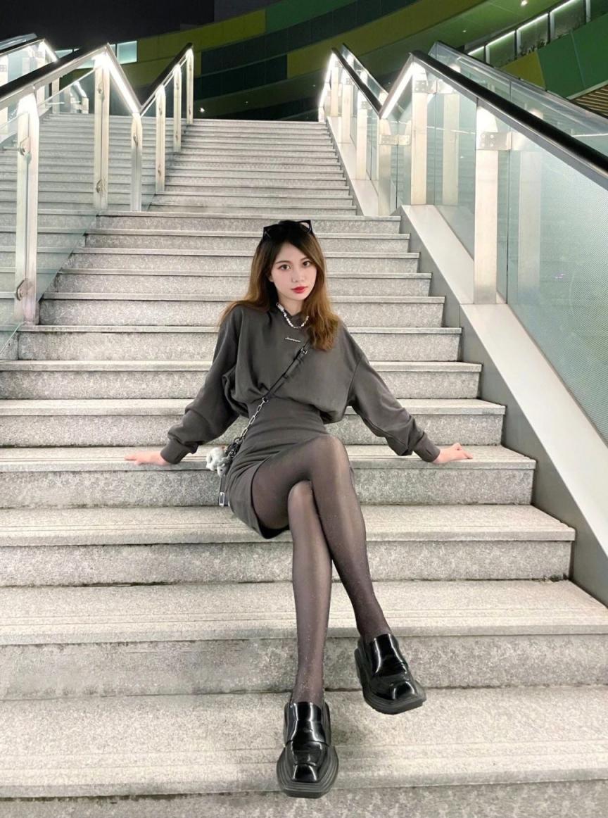 包臀裙黑丝大长腿