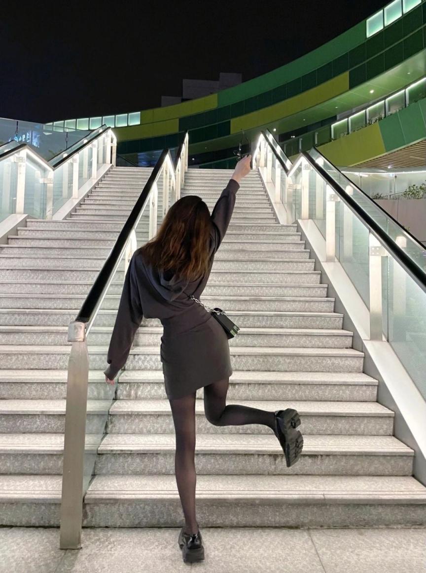 包臀裙黑丝大长腿