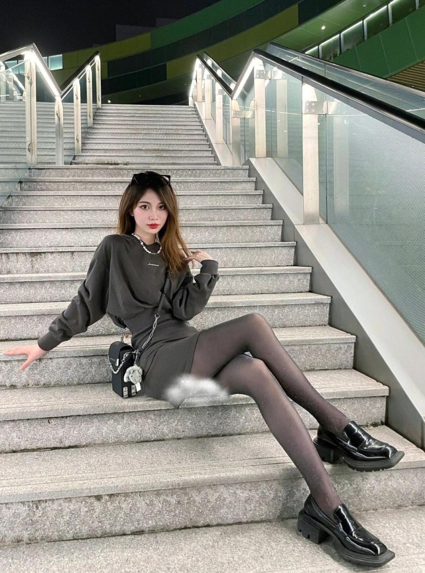 包臀裙黑丝大长腿