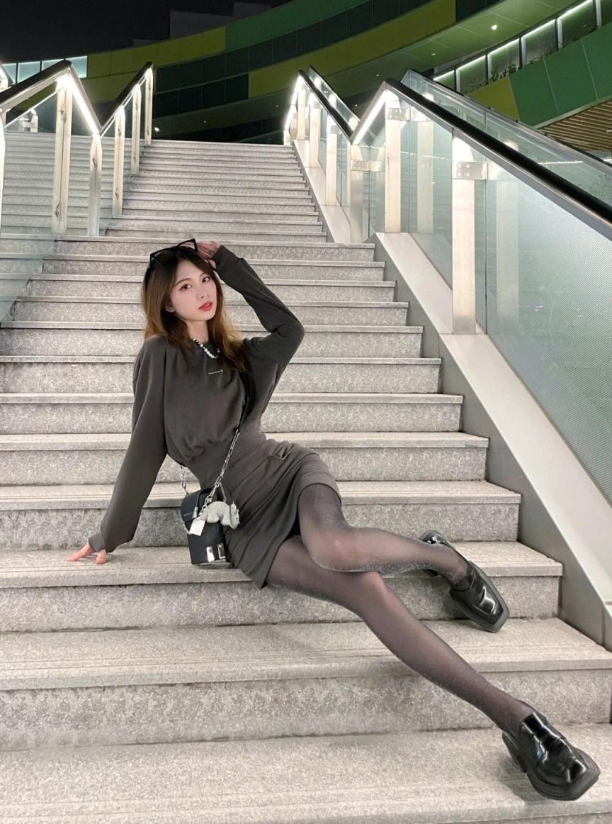 包臀裙黑丝大长腿