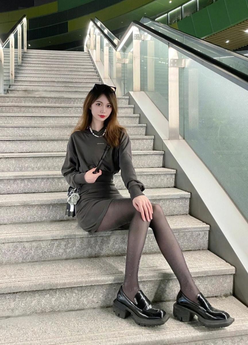 包臀裙黑丝大长腿