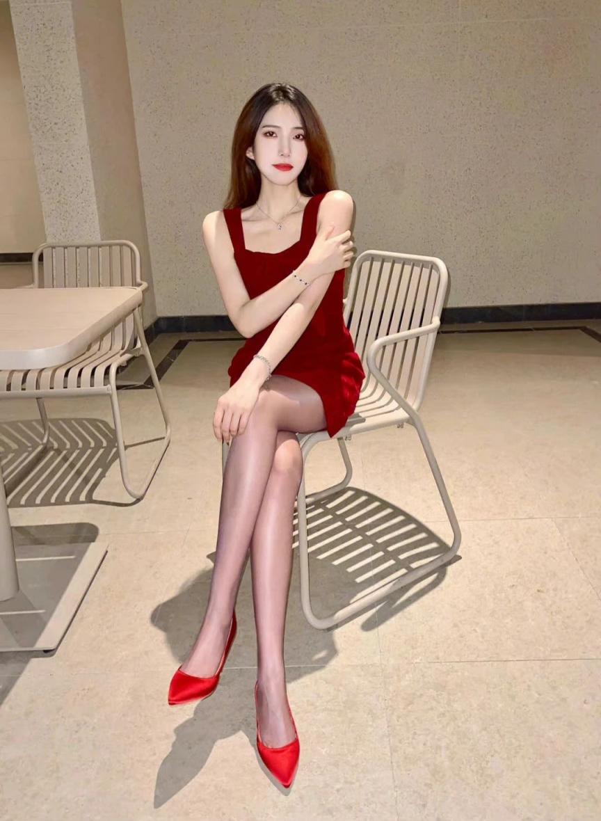 包臀裙黑丝大长腿