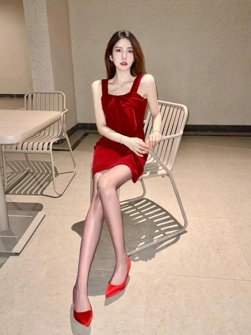 包臀裙黑丝大长腿