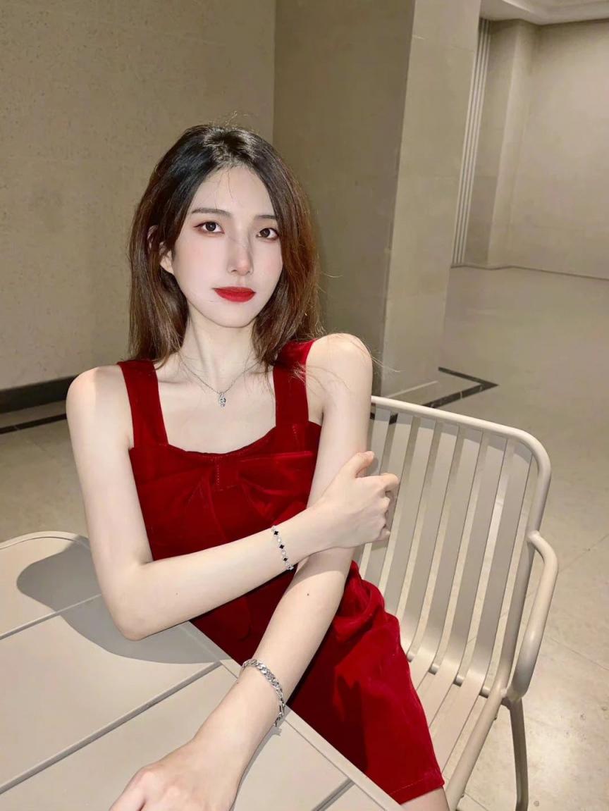 包臀裙黑丝大长腿