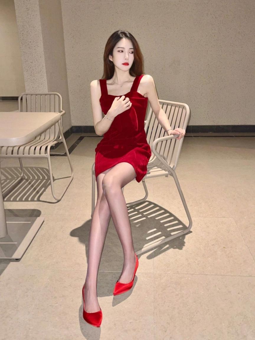 包臀裙黑丝大长腿