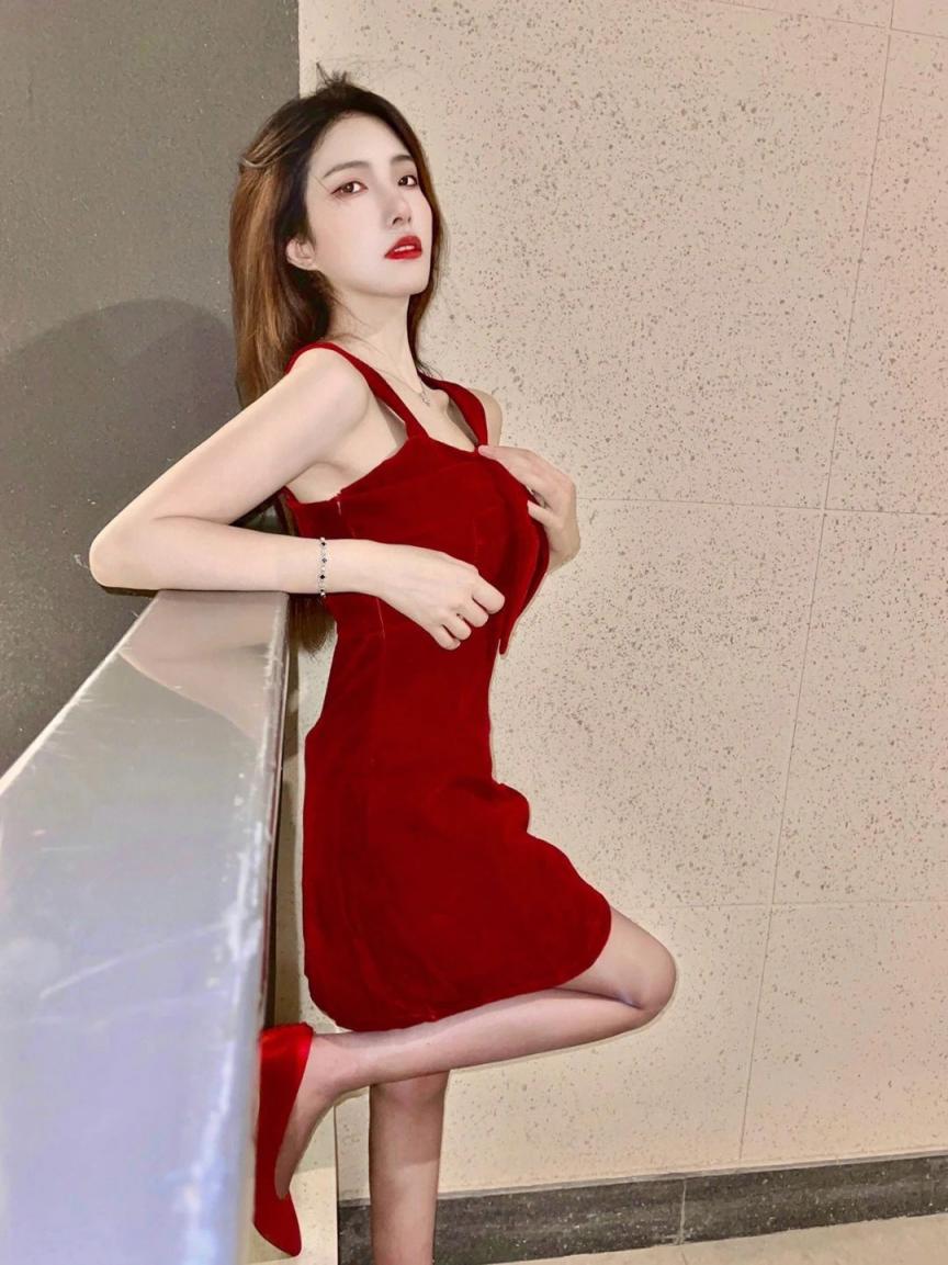 包臀裙黑丝大长腿