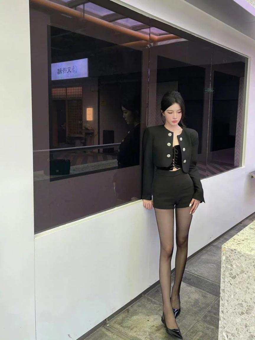 包臀裙黑丝大长腿