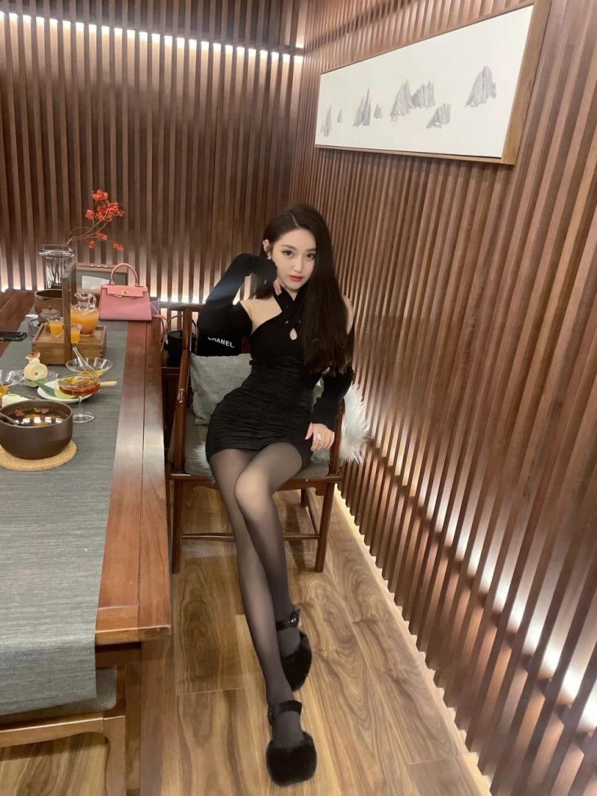 包臀裙黑丝大长腿