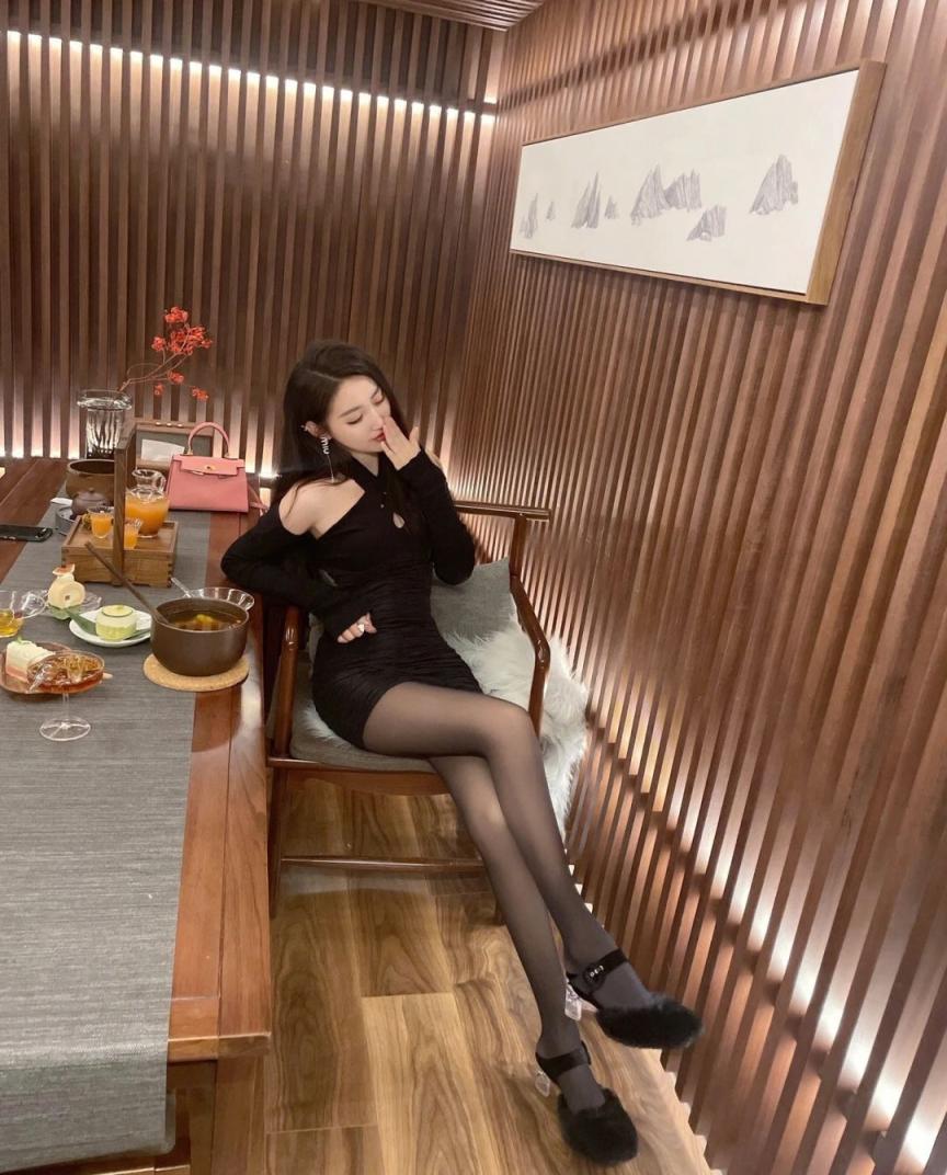 包臀裙黑丝大长腿