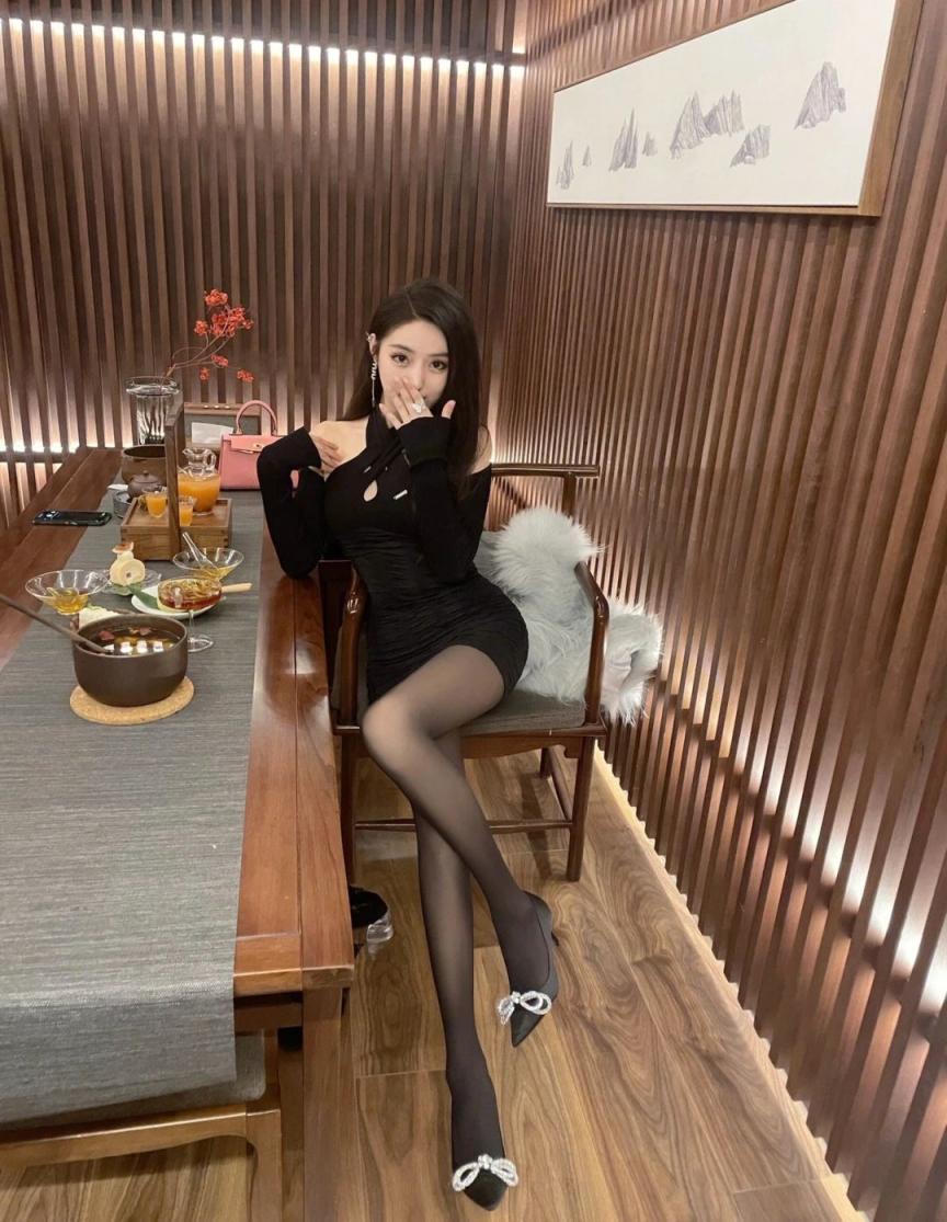 包臀裙黑丝大长腿