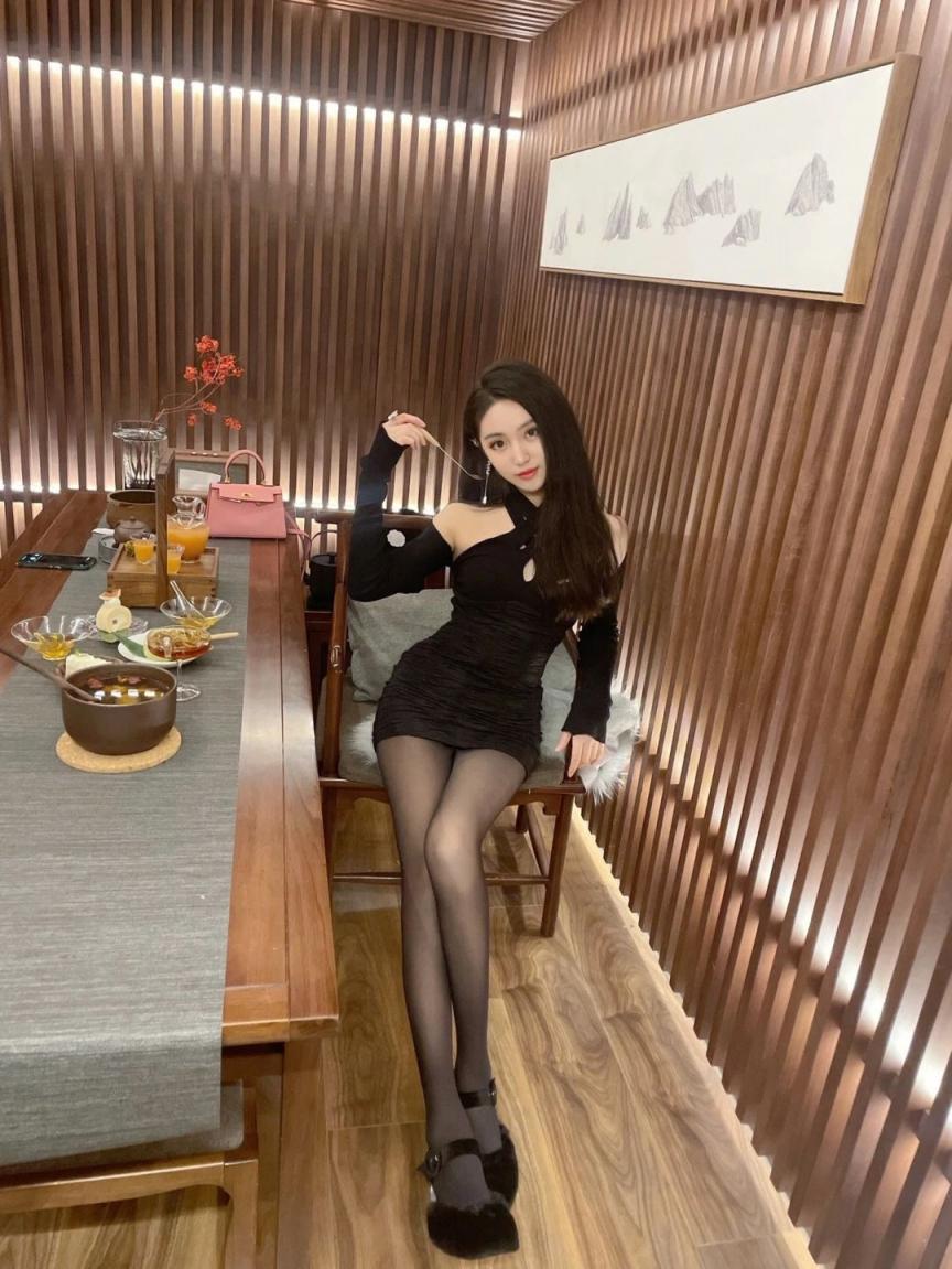 包臀裙黑丝大长腿