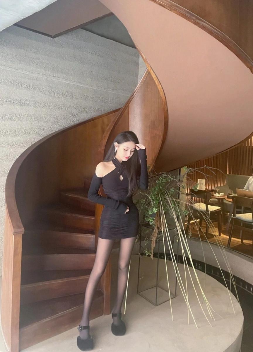 包臀裙黑丝大长腿