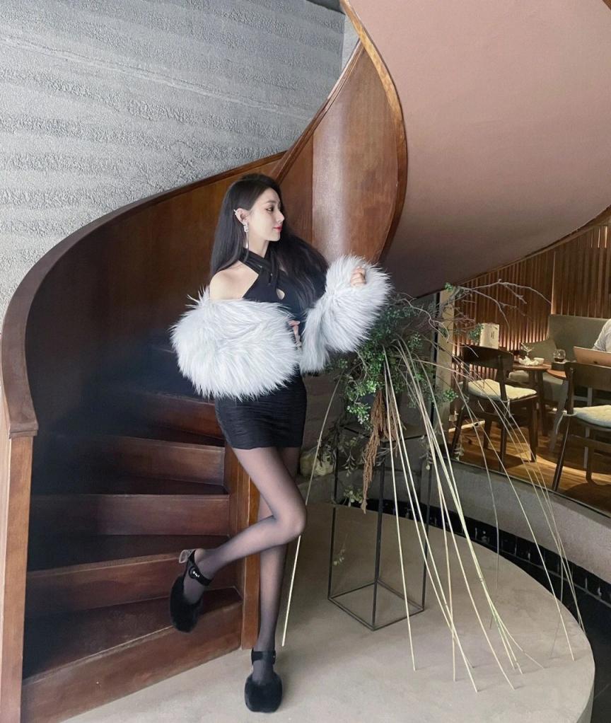 包臀裙黑丝大长腿