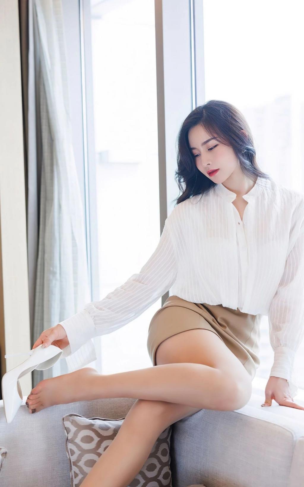 包臀裙黑丝大长腿