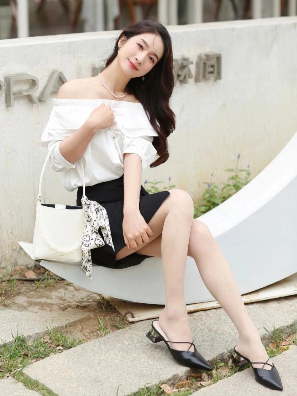 曲线婀娜，满屏肉丝大长腿