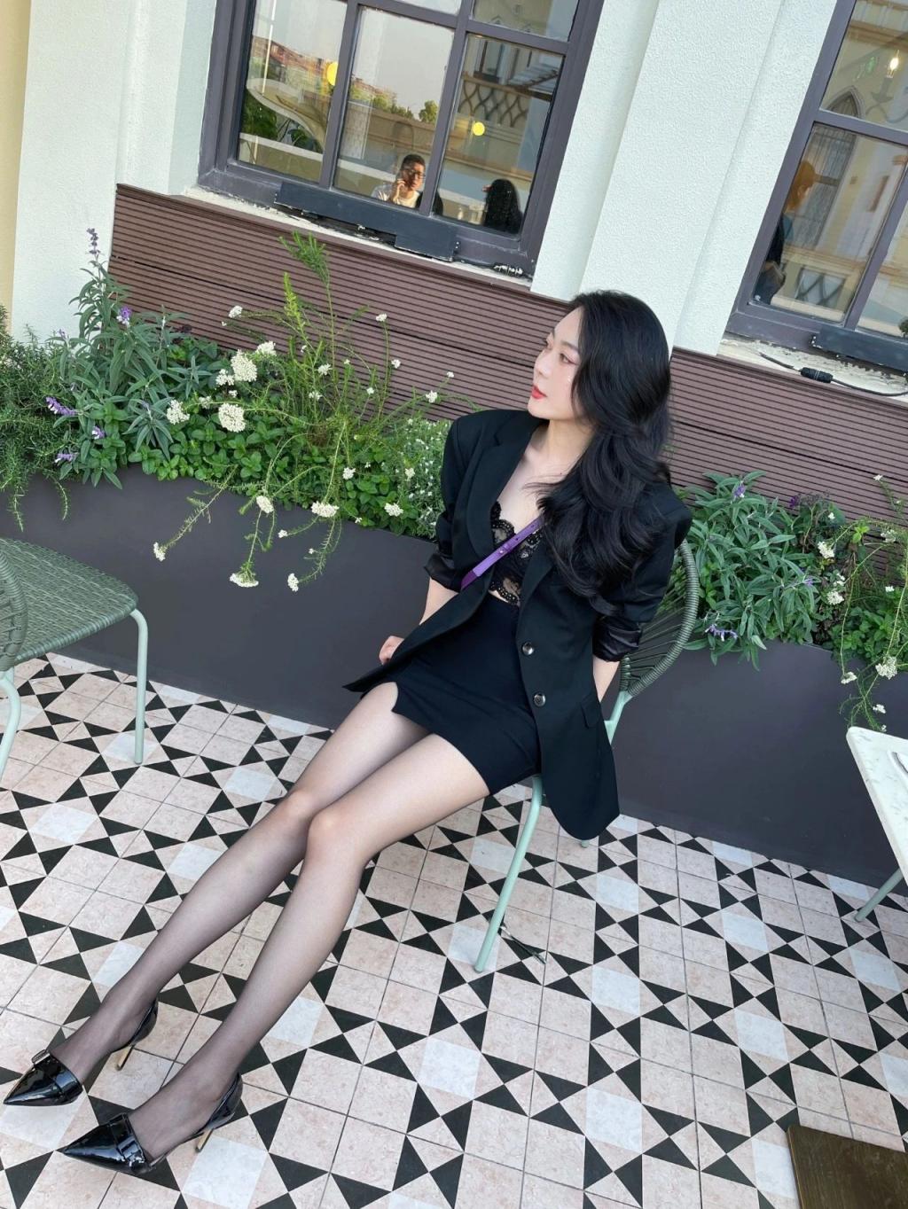 曲线婀娜，满屏肉丝大长腿