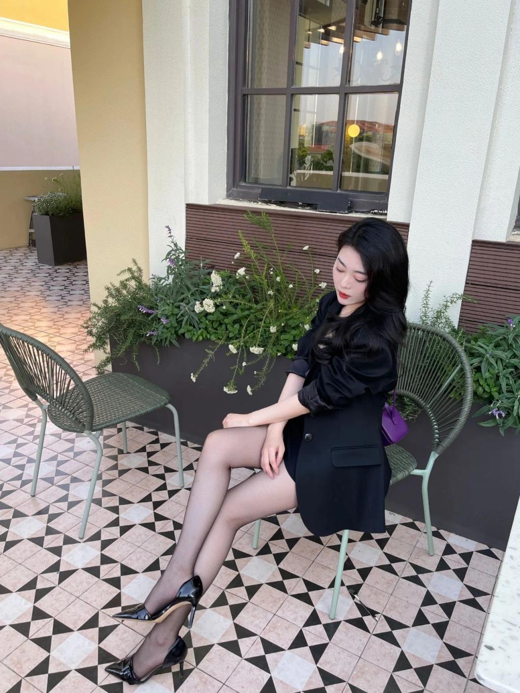 曲线婀娜，满屏肉丝大长腿