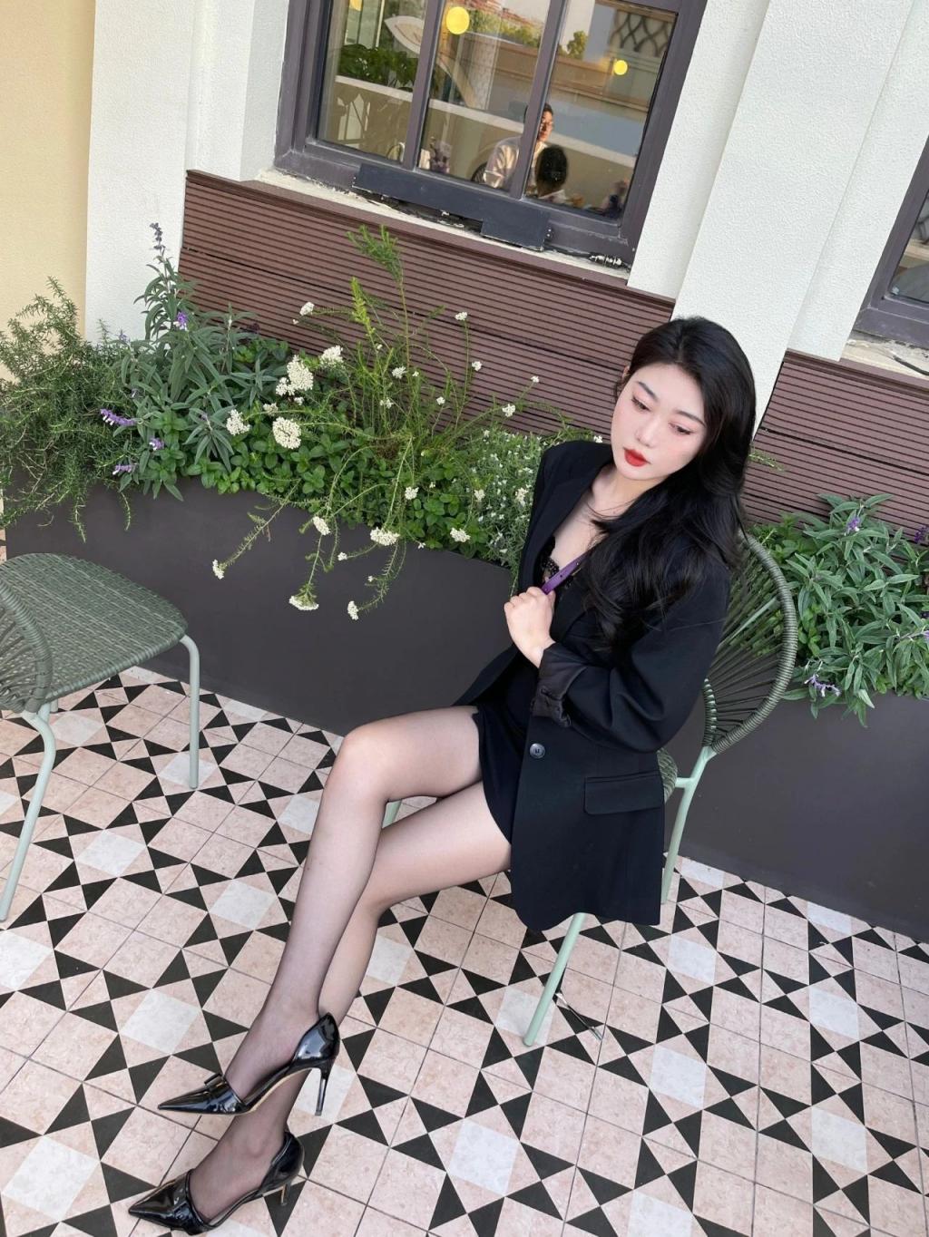 曲线婀娜，满屏肉丝大长腿