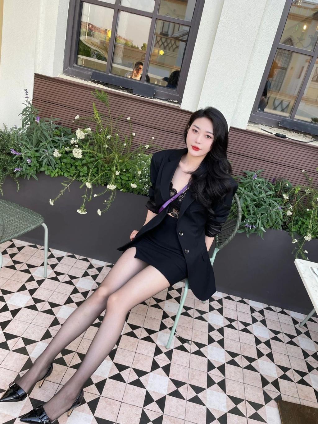 曲线婀娜，满屏肉丝大长腿