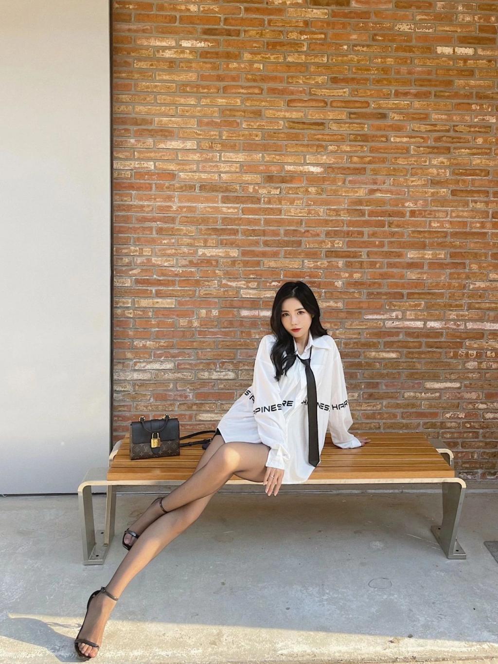 曲线婀娜，满屏肉丝大长腿